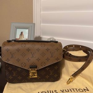 Reverse Monogram Pochette Metis